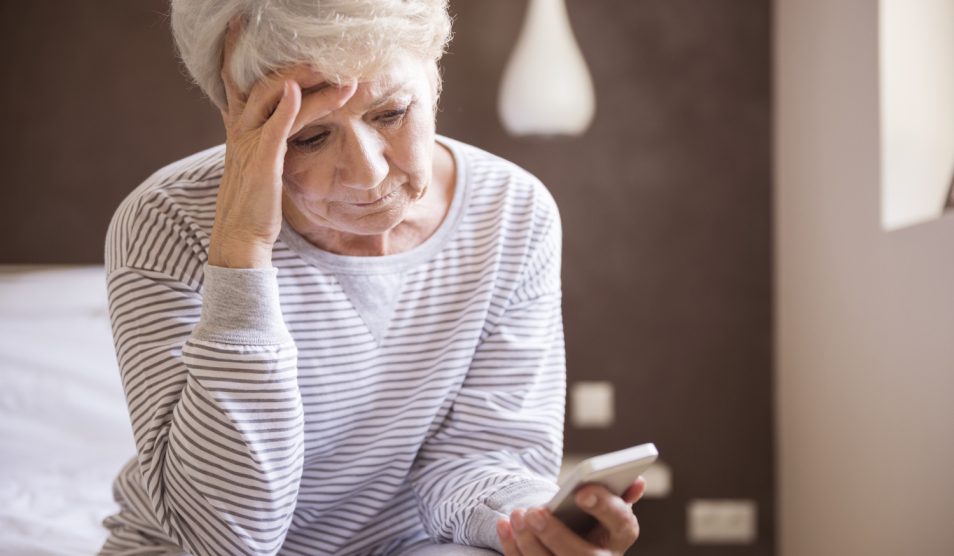 Egy idős hölgy telefonozik