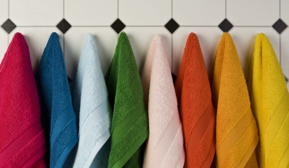 sok színes törölközőn látható dobby szövés