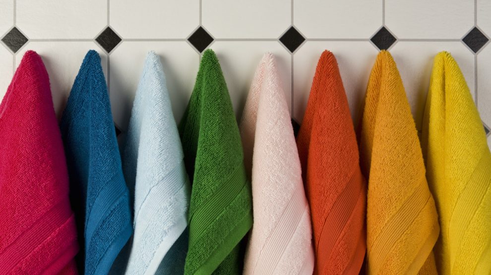 sok színes törölközőn látható dobby szövés