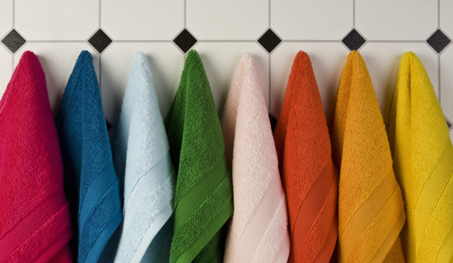 sok színes törölközőn látható dobby szövés