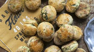 Túrós-spenótos pogácsa