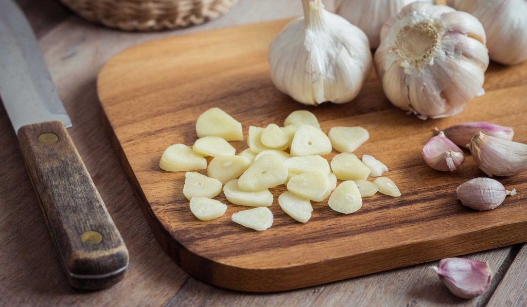 vágódeszkán fokhagyma felvágva