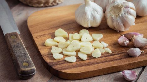 vágódeszkán fokhagyma felvágva