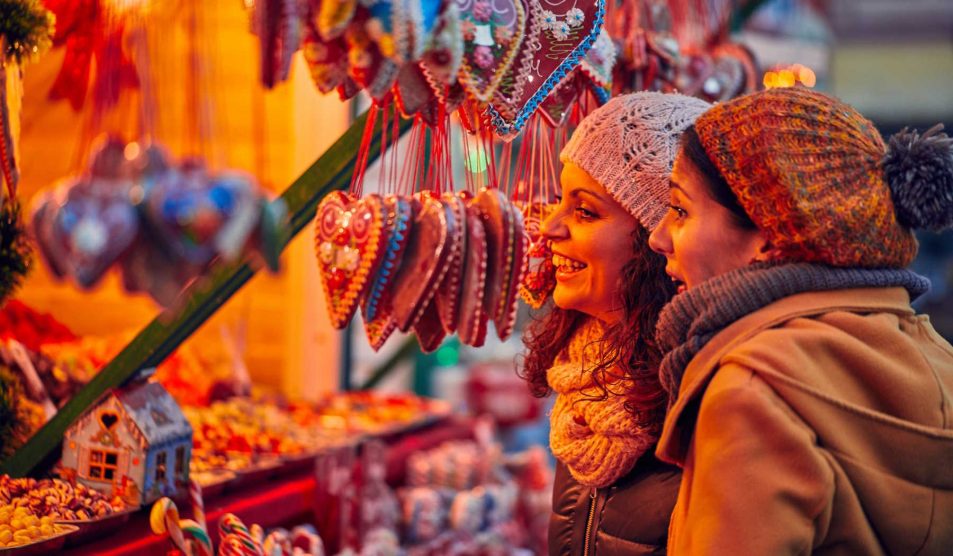 Két nő vásárolgat a karácsonyi vásárban