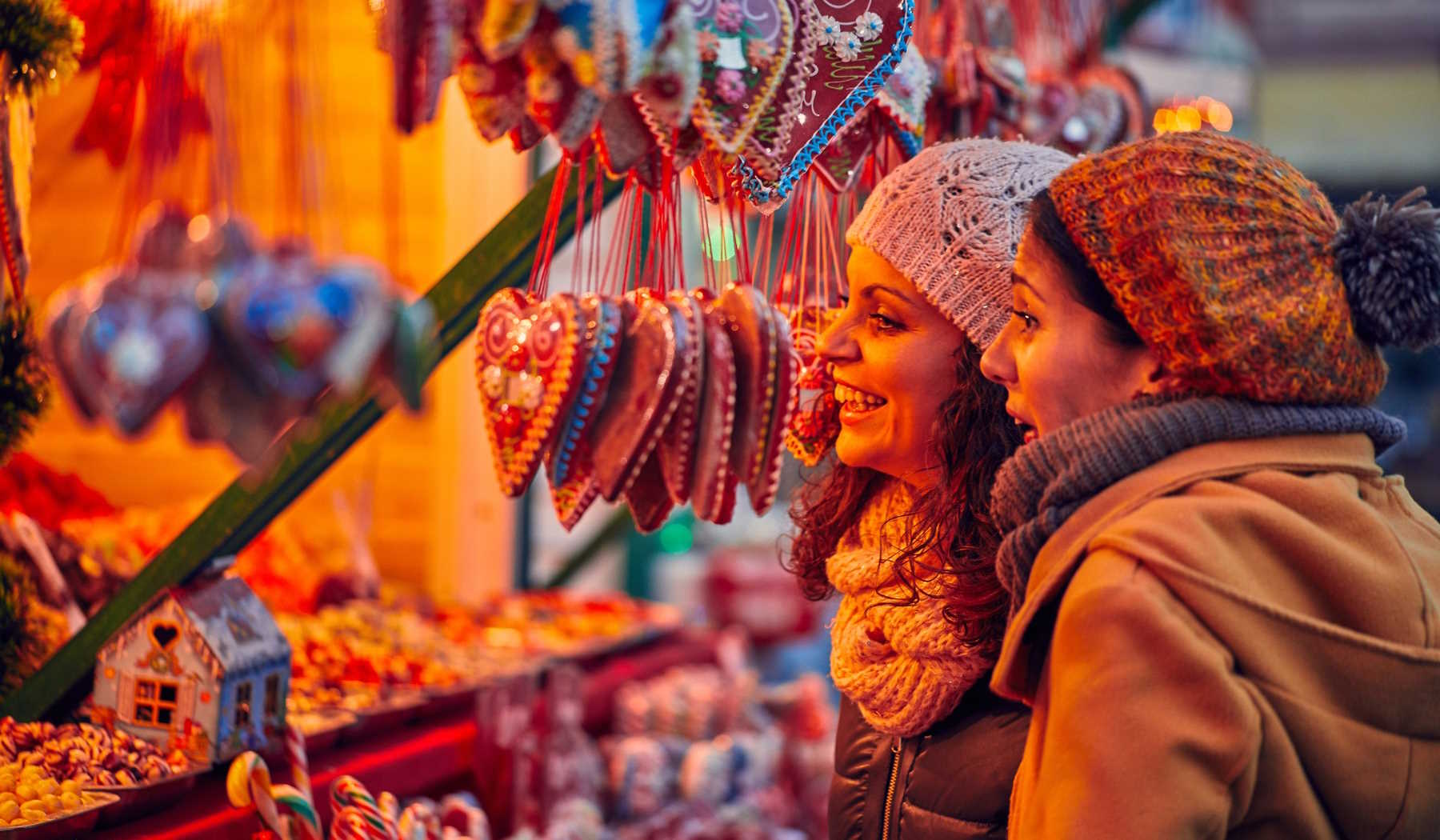Két nő vásárolgat a karácsonyi vásárban