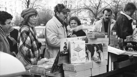 retró felvétel utcai videokazettavásárról