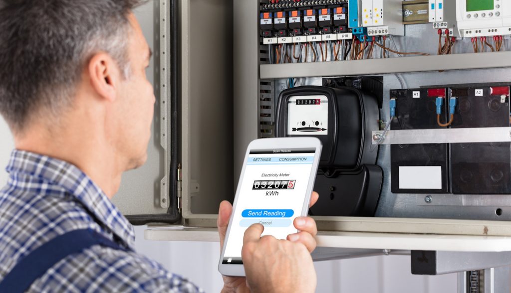 villanyórát olvas le a villanyóraleolvasó