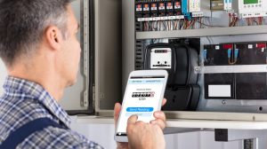 villanyórát olvas le a villanyóraleolvasó