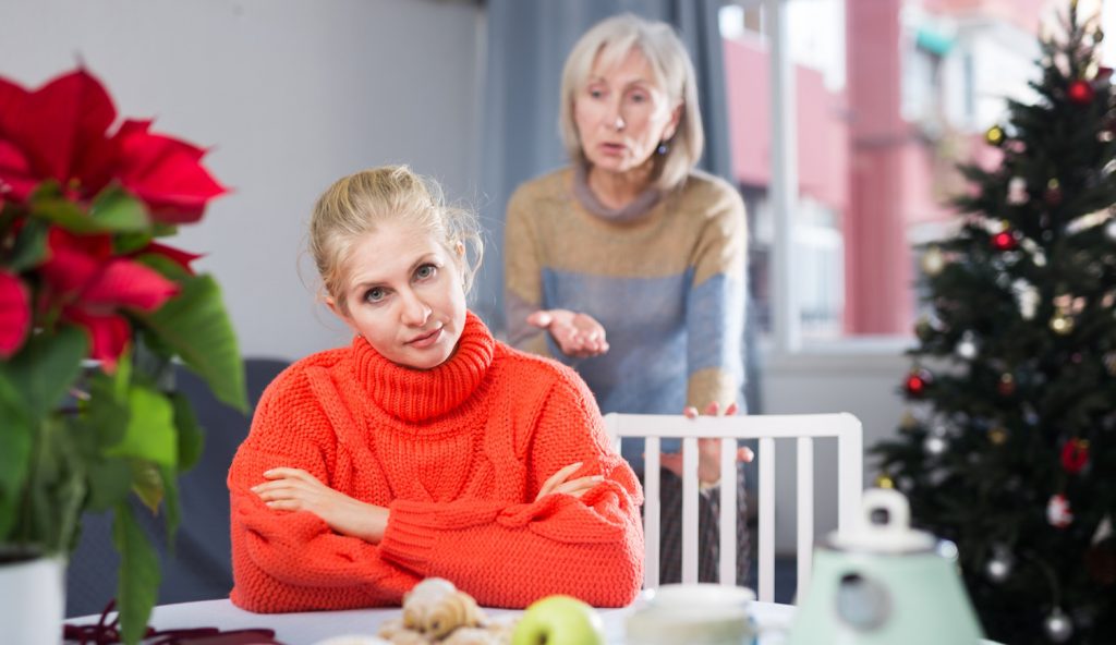 anya és lánya vitatkoznak karácsonykor