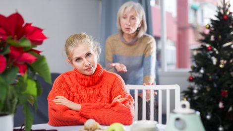 anya és lánya vitatkoznak karácsonykor