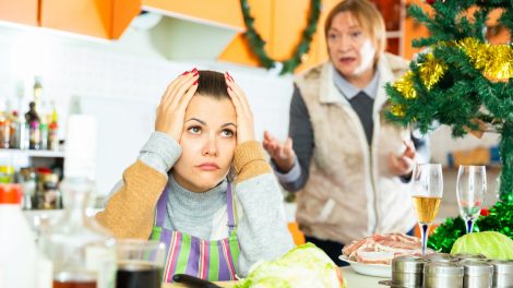 anya és lánya vitatkoznak karácsonykor