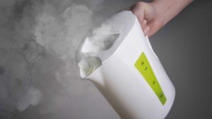 vízforralóból önti ki a forró vizet