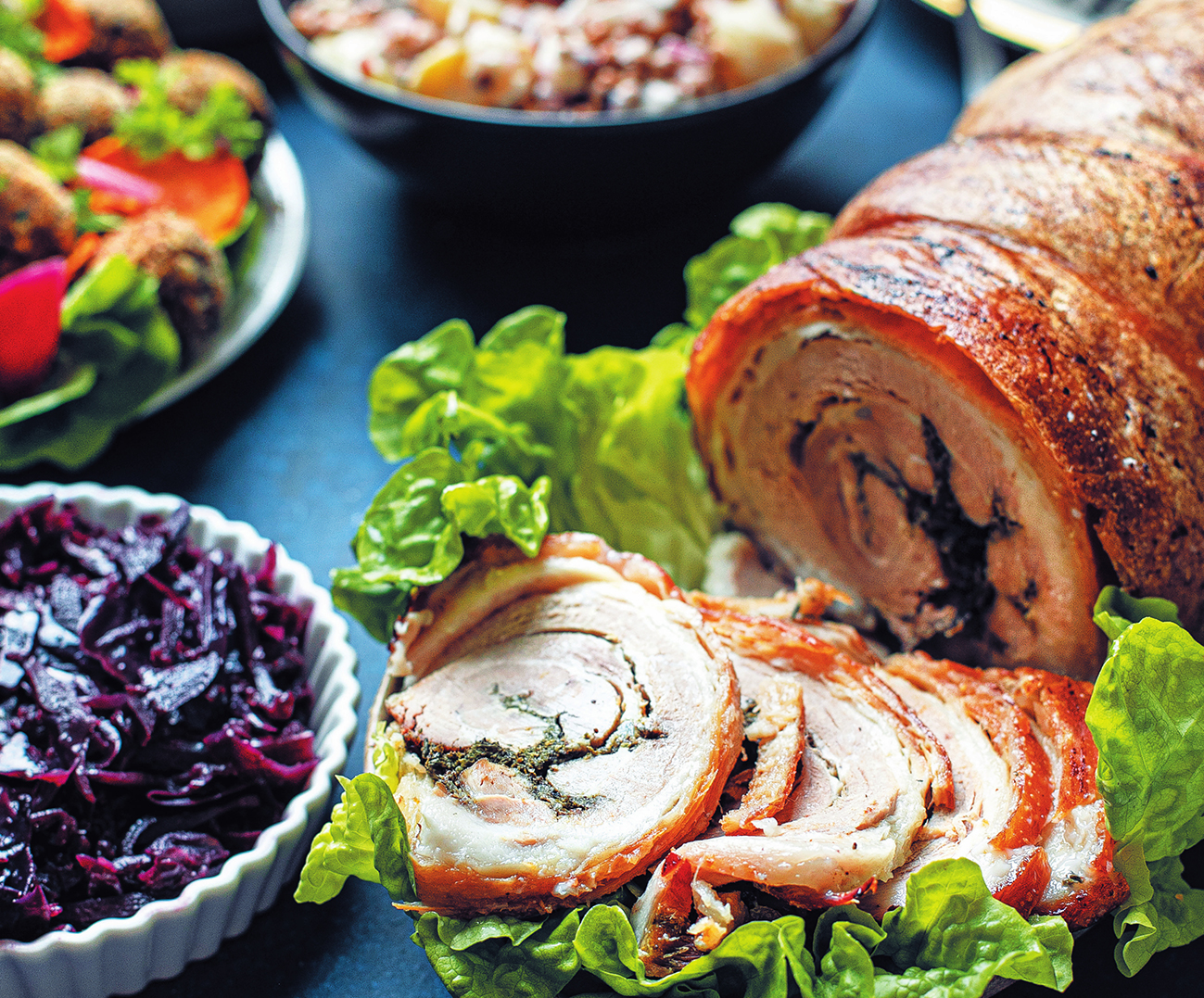 Zöldfűszeres göngyölt malac narancsos-birsalmás káposztával