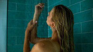 fiatal szőke nő zuhanyzik télen