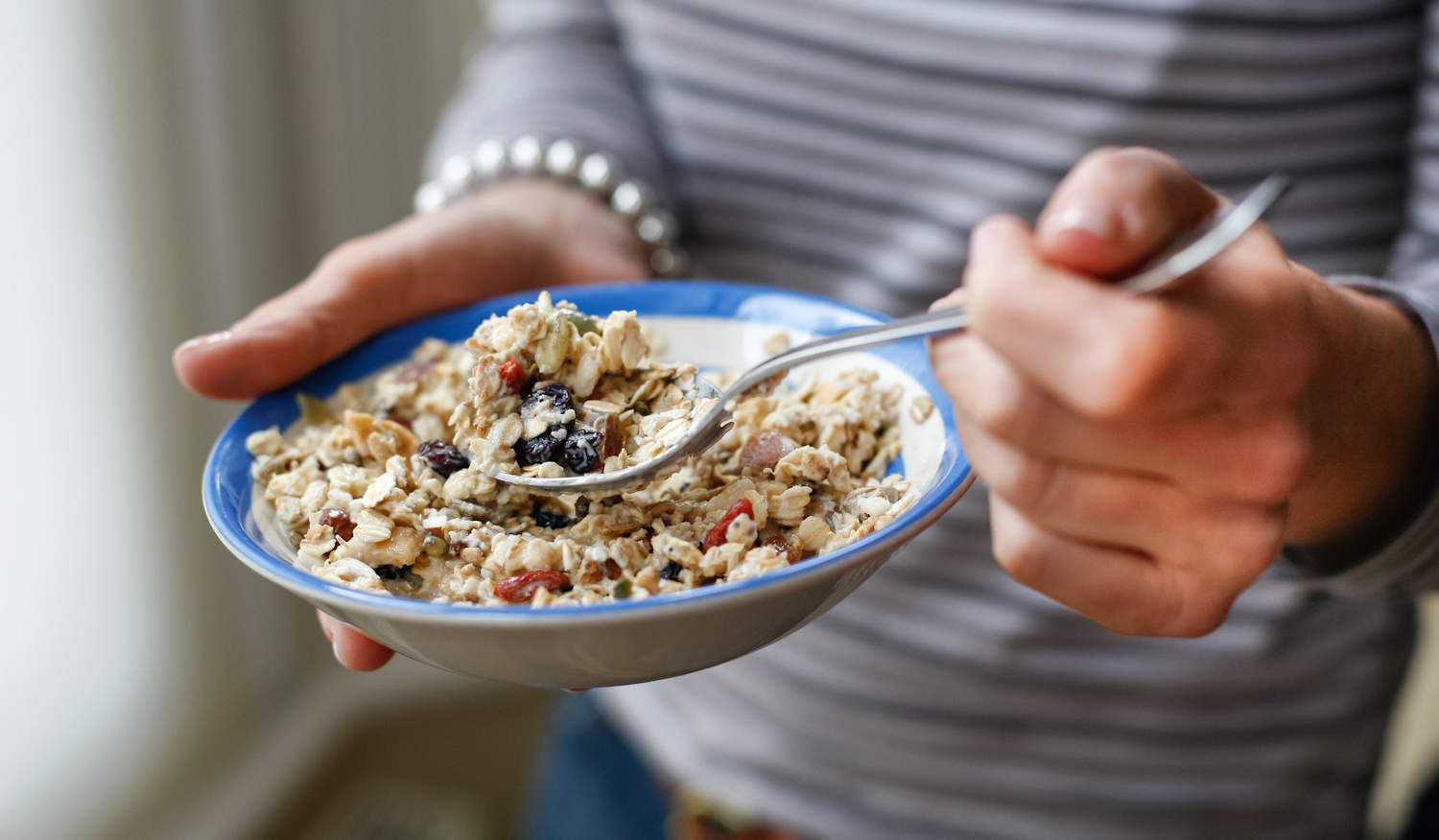 müzlis tálat tartó nő