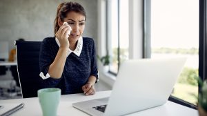 Síró nő a számítógép előtt