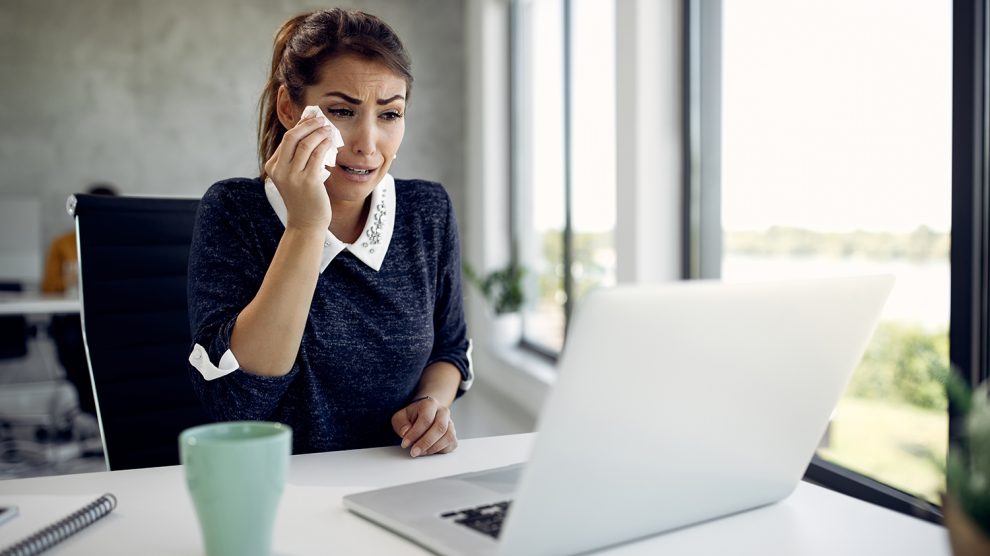 Síró nő a számítógép előtt