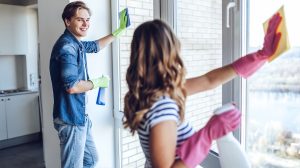 Egy fiatal pár ablakot takarít