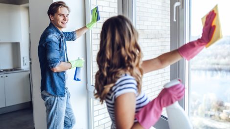 Egy fiatal pár ablakot takarít