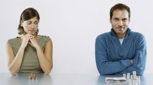 Egy nő irigykedve nézi a férfi pénzét