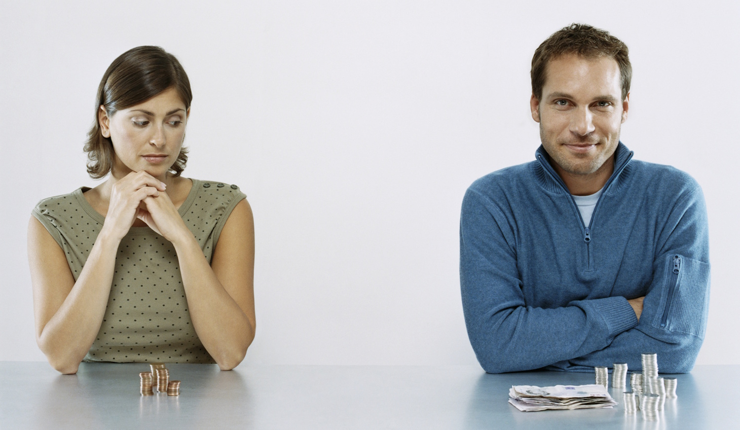 Egy nő irigykedve nézi a férfi pénzét