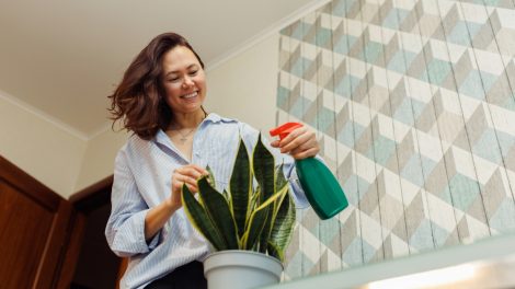 anyósnyelvet locsolja egy nő