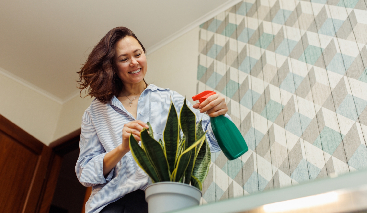 anyósnyelvet locsolja egy nő