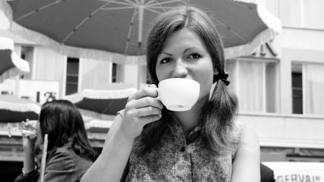 kávét iszik egy szép nő régi retró fotó