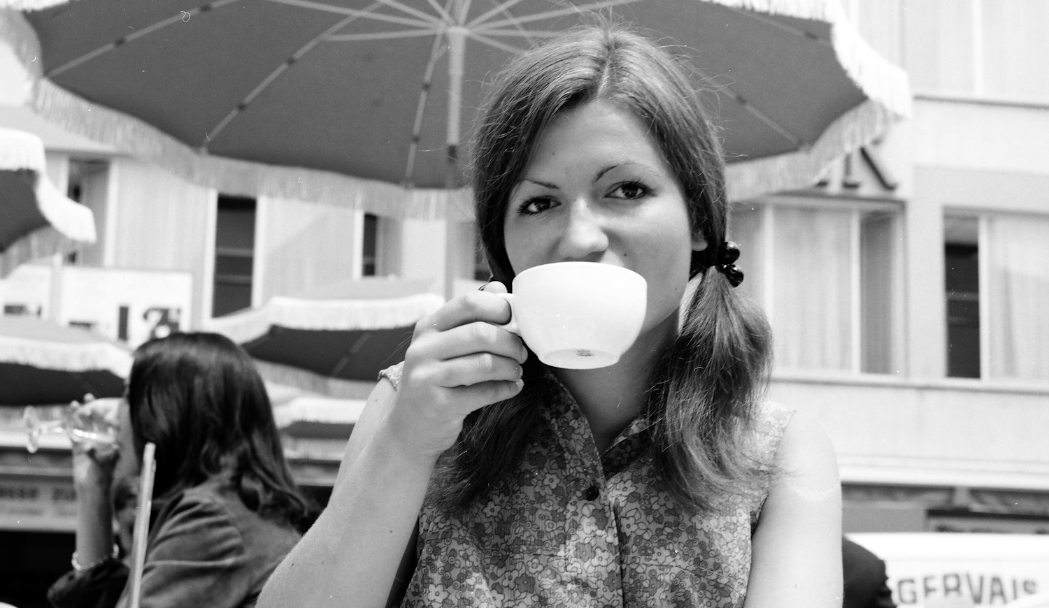 kávét iszik egy szép nő régi retró fotó