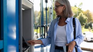 atm bankautomatából pénzt vesz fel egy idősebb nő