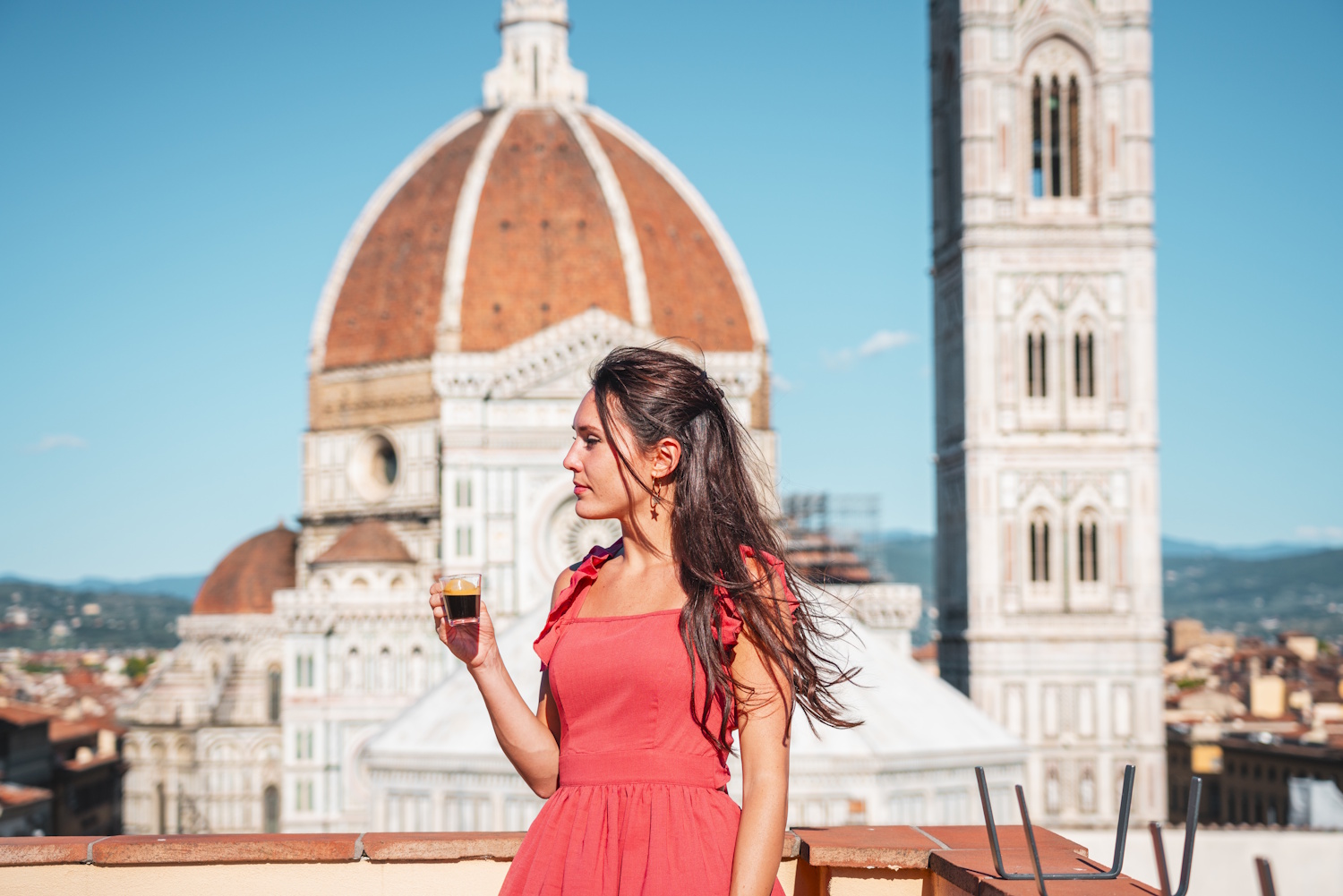 Egy lány kávéval a kezében sétálgat az utcán