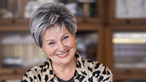 bay éva parókában