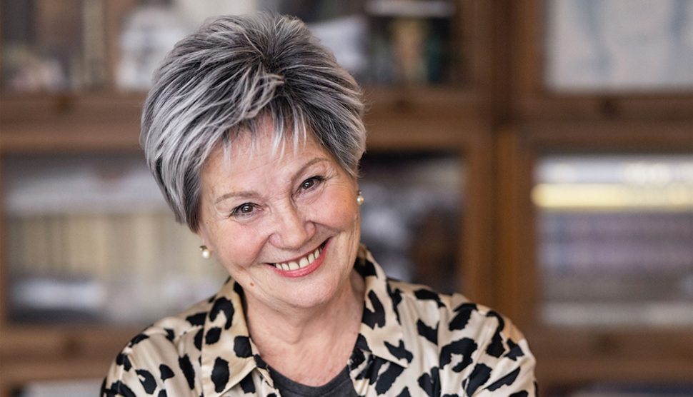 bay éva parókában