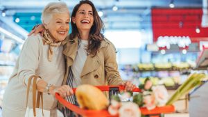 nagymama örül a boltban, mert sokat spórolt a bevásárláson