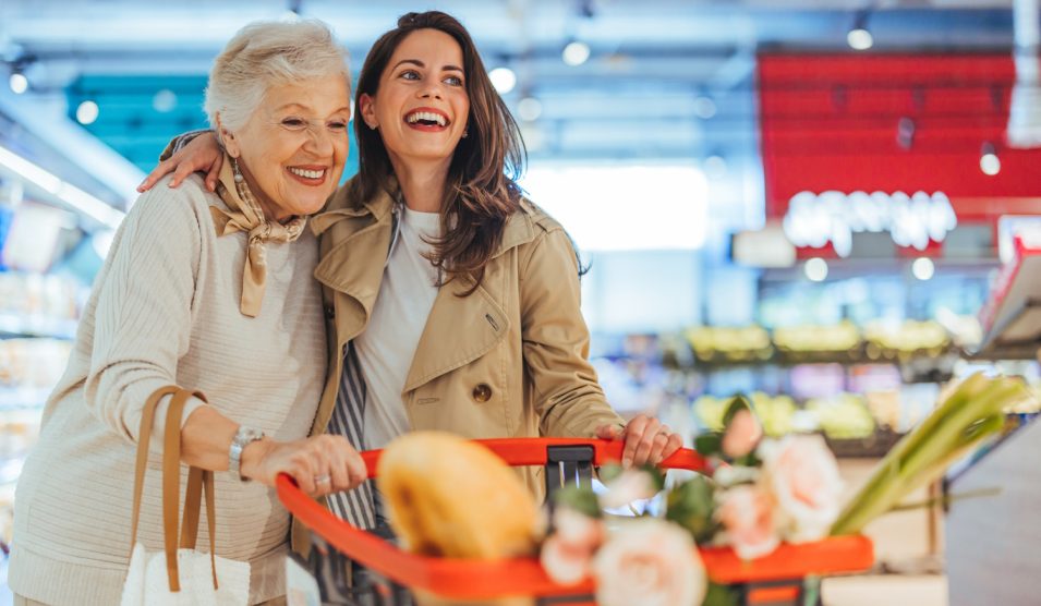 nagymama örül a boltban, mert sokat spórolt a bevásárláson