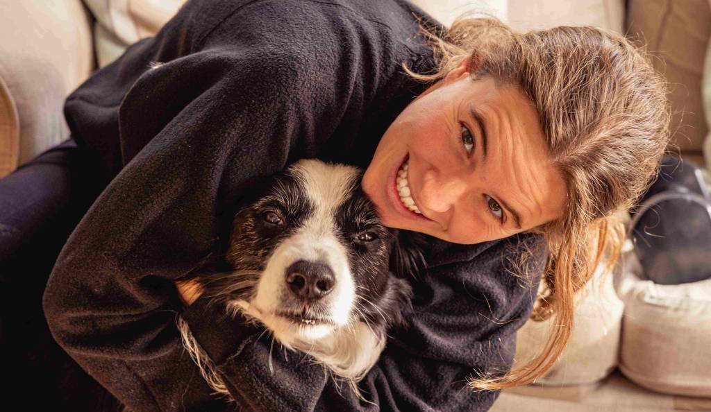 időseb border collie kutya a gazdájával