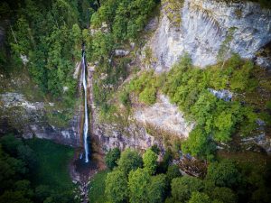 Skakavac-vízesés a Perucica őserdőben bosznia