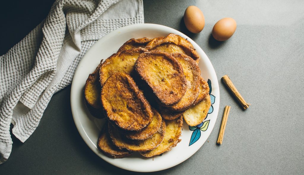 édes bundás kenyér cukorral