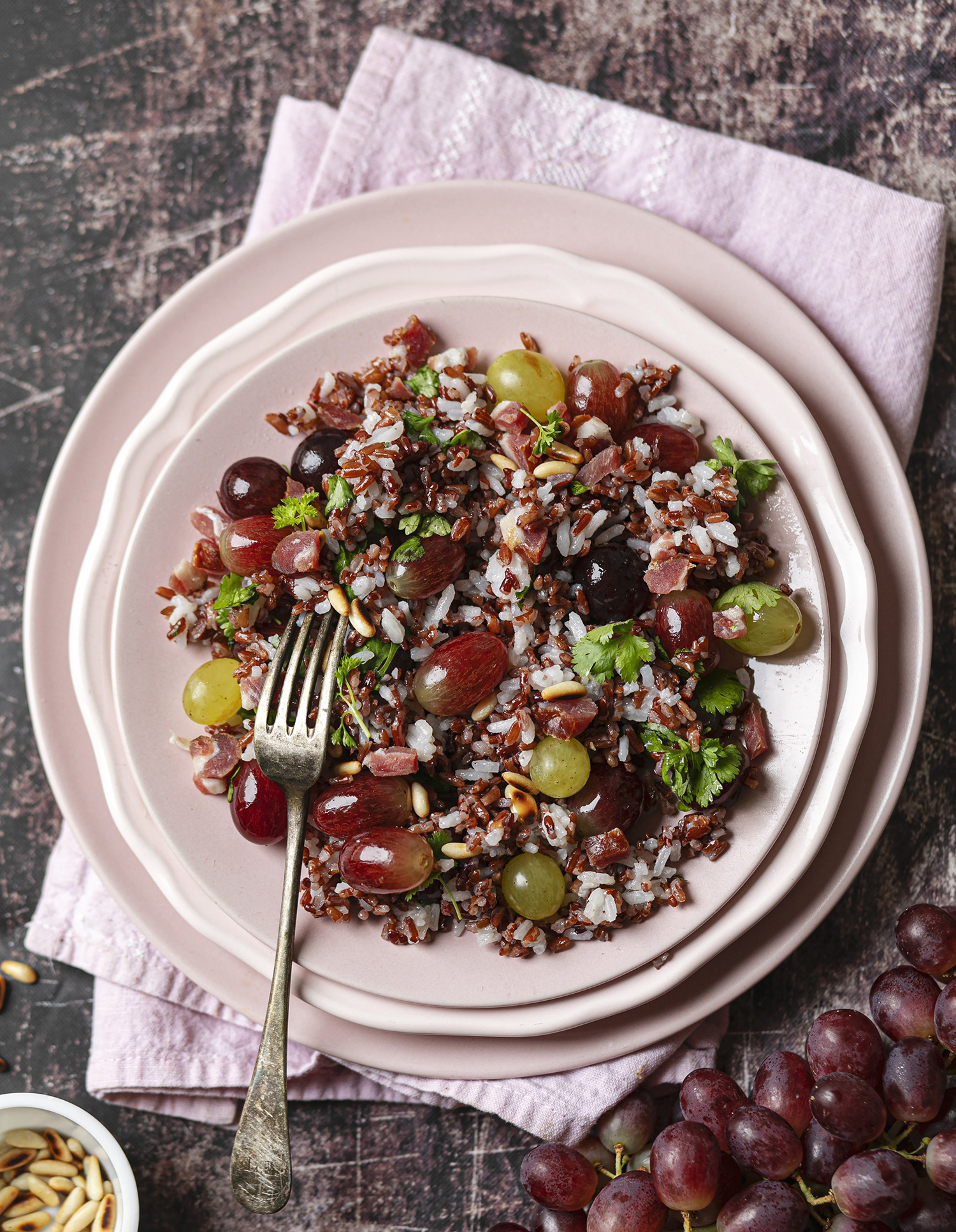 Szőlős rizssaláta füstölt hússal