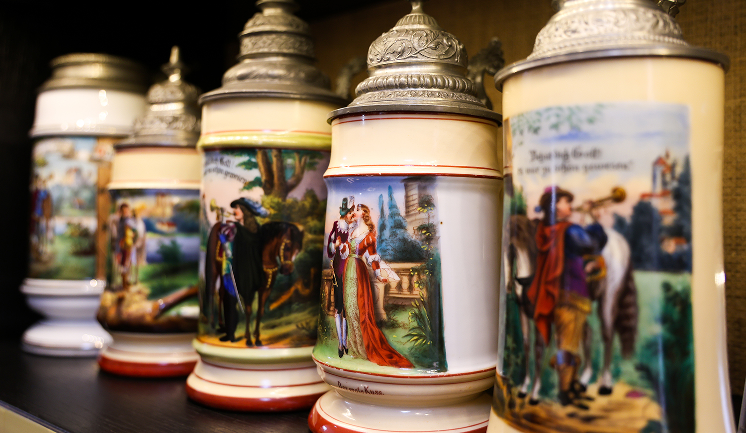 Szemere István és felesége, Zsuzsa korsógyűjteménye