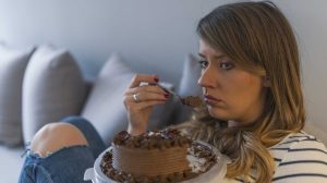 nő szomorúan eszi a csokitortát