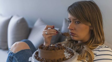 nő szomorúan eszi a csokitortát