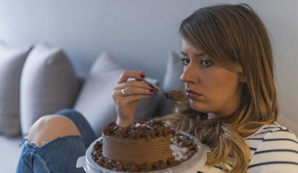 nő szomorúan eszi a csokitortát
