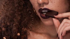 vörös göndör hajú nő étcsokit eszik