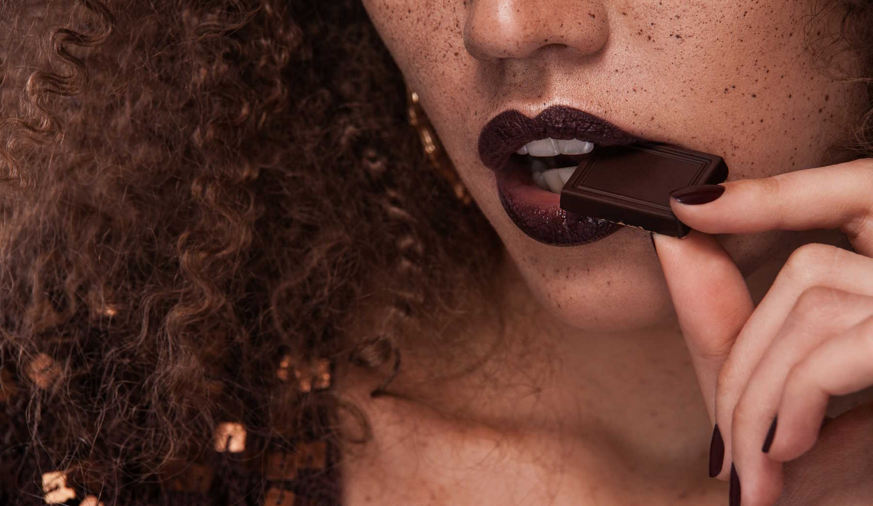 vörös göndör hajú nő étcsokit eszik