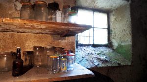 dohos pincében befőttes üvegek állnak