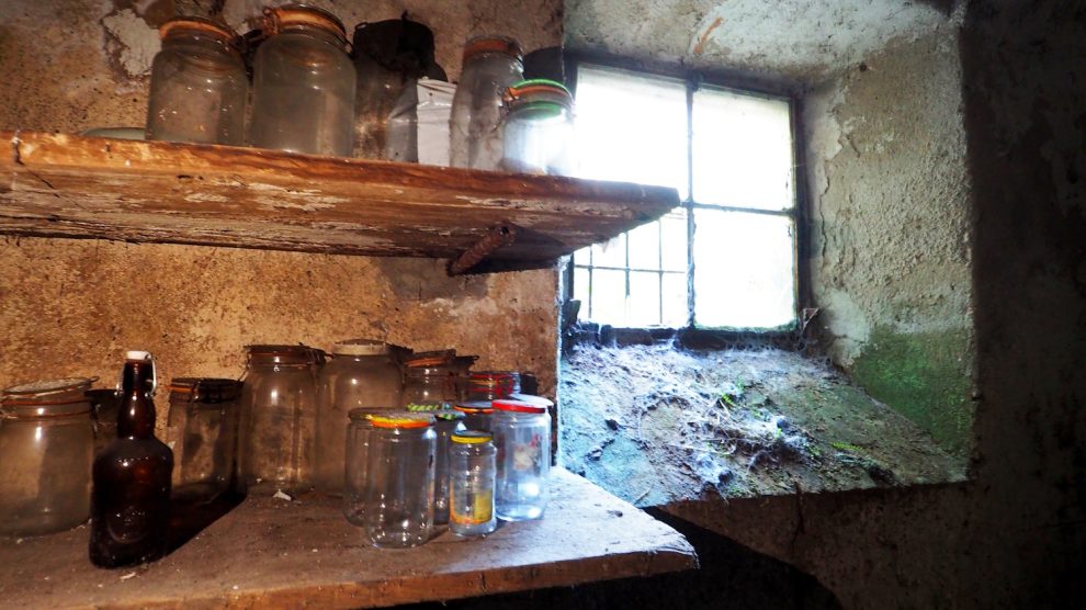 dohos pincében befőttes üvegek állnak