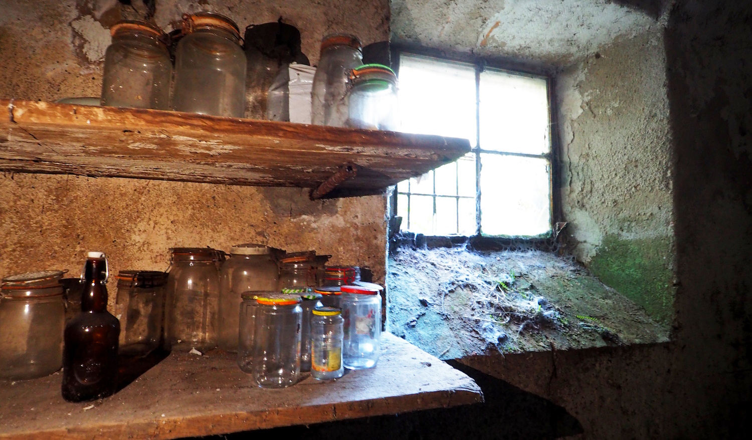 dohos pincében befőttes üvegek állnak