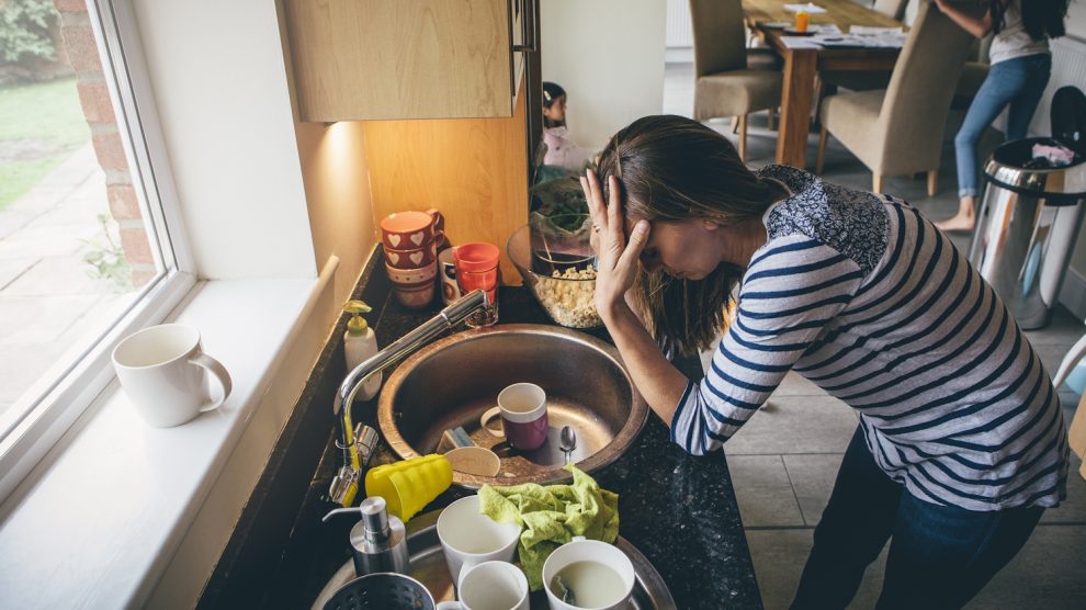 eldugult mosogató fölött szomorkodik egy nő