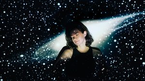 Fiatal nő a csillagos égen